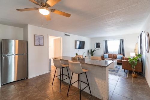 una cucina e un soggiorno con bancone e frigorifero di Beachfront Condo w Community Pool a Cape Canaveral