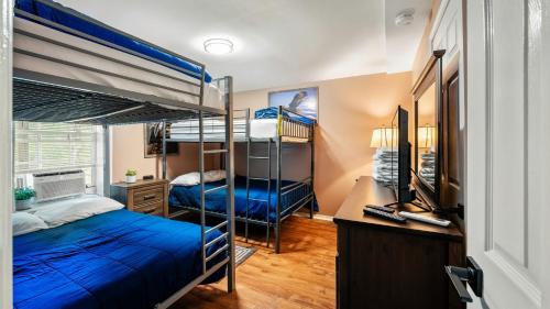 Ένα ή περισσότερα κρεβάτια σε δωμάτιο στο Lakeview Retreat w Kayaks Game Room Firepits Gated Community w Lake Beach Access