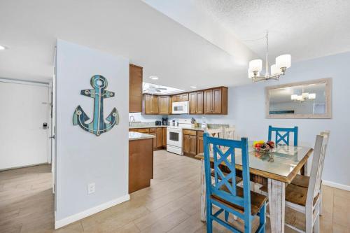 een keuken met een tafel en een anker aan de muur bij Cocoa Beach Club-Beachfront Condo in Cape Canaveral