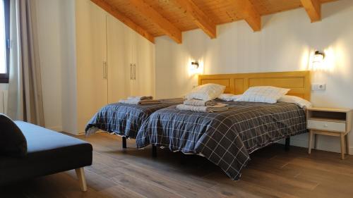 una camera da letto con un letto con una coperta scozzese di La Cantizada a Viloria