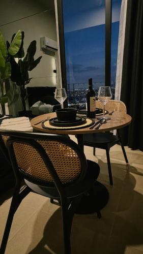 a table with two chairs and a table with wine glasses at Luxury Penthouse Loft en Piso 29, Zona Norte in Miravalle