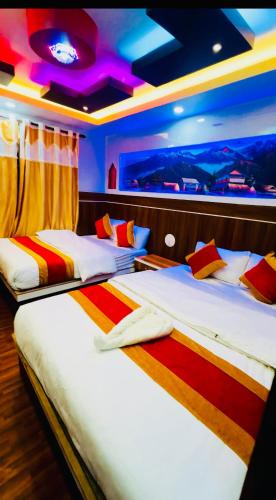 duas camas em um quarto com um aquário ao fundo em Pokhara hotel Pvt Ltd Ktm em Catmandu