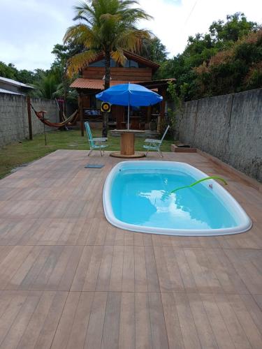 Swimmingpoolen hos eller tæt på Chalé de Madeira, a 60m do mar em condomínio