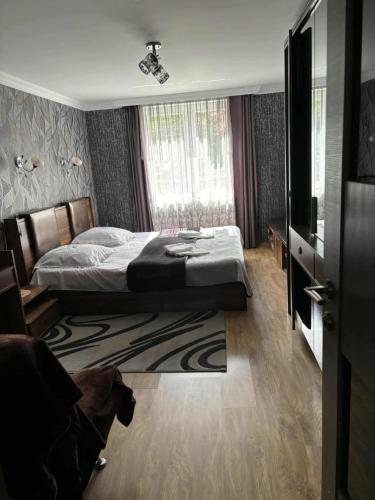 Un pat sau paturi într-o cameră la Dachi Apartment