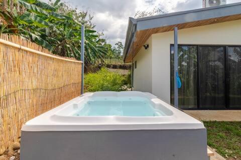 Φωτογραφία από το άλμπουμ του Private rainforest villa up to 8 guests w jacuzzi near Rio Celeste σε Upala