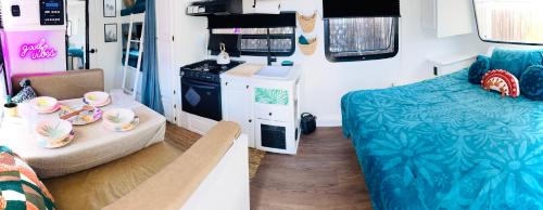 een kamer met een bed en een keuken in een camper bij Good Vibes Hidden Oasis in San Diego
