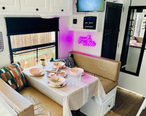 een tafel met borden en glazen erop in een camper bij Good Vibes Hidden Oasis in San Diego