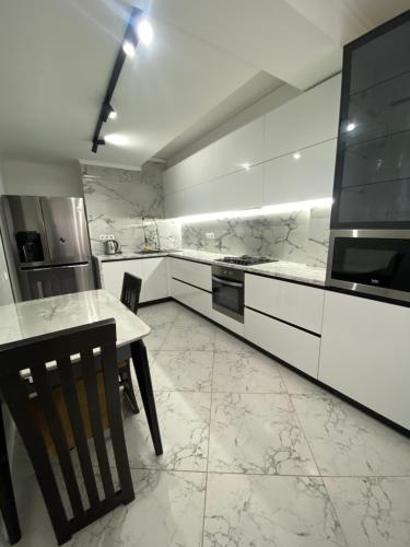 Kuchyň nebo kuchyňský kout v ubytování Apartament Confortabil