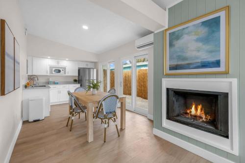 Kuchyň nebo kuchyňský kout v ubytování Steps to Beach King Bed Parking Pet-Friendly