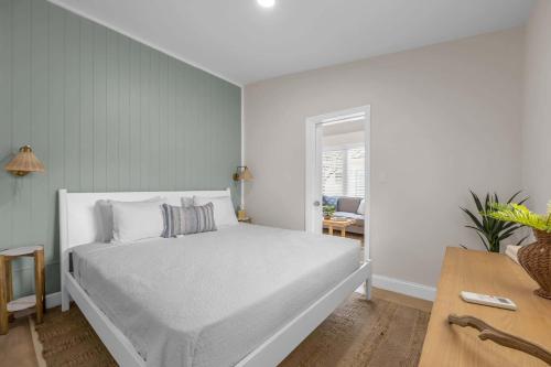 Postel nebo postele na pokoji v ubytování Steps to Beach King Bed Parking Pet-Friendly