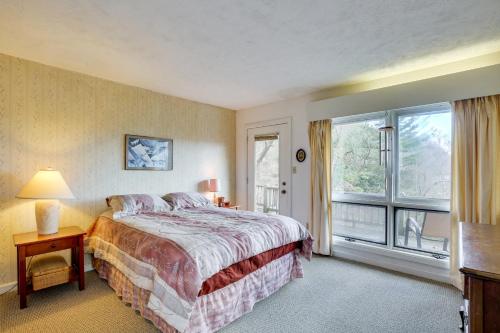 Postel nebo postele na pokoji v ubytování Ski, Hike and Unwind Mtn-View Gem with Deck in Boone