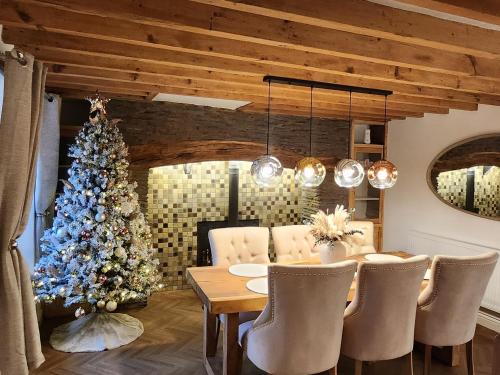 Χώρος καθιστικού στο Cwm Uchaf Holiday Home, hot tub and horse view!