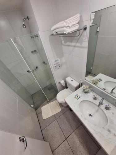 Suíte Confortável no Rio2 - Barra Olímpica RJ في ريو دي جانيرو: حمام مع دش ومغسلة ومرحاض