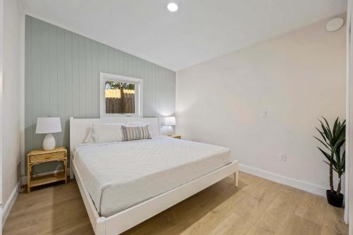 Postel nebo postele na pokoji v ubytování 637 S Orlando #3