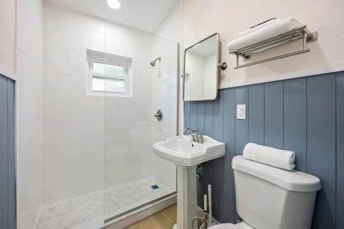 Koupelna v ubytování 637 S Orlando #3