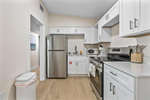 Kuchyň nebo kuchyňský kout v ubytování 637 S Orlando #5