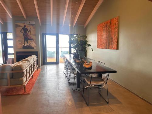 En eller flere senge i et værelse på Amasundu Beach House Trafalgar