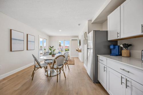 Kuchyň nebo kuchyňský kout v ubytování 637 S Orlando #7