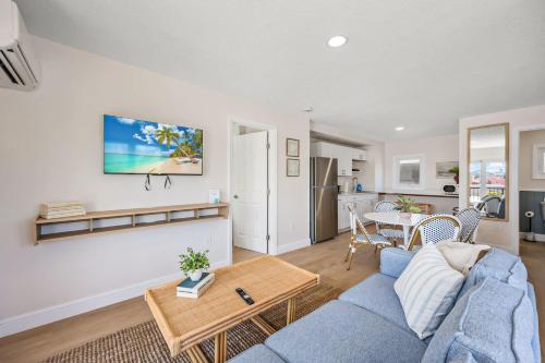 Kuchyň nebo kuchyňský kout v ubytování 637 S Orlando #7