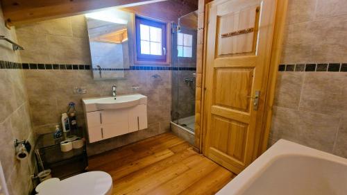 a bathroom with a toilet and a sink and a tub at Chalet La Giete 6 personnes La Forclaz in Haudères