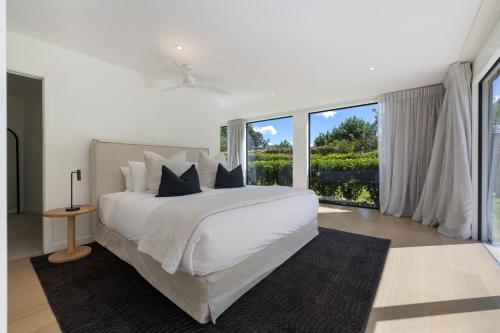 En eller flere senge i et værelse på Arrowtown Luxury Estate