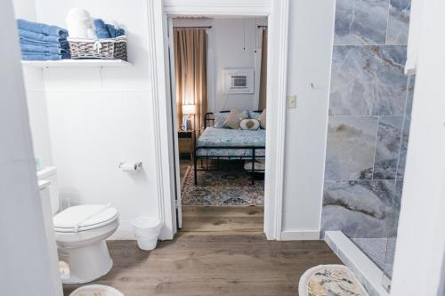 Koupelna v ubytování Downtown Delight Close to Strand and Cruise Terminals