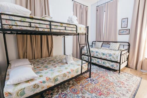 Postel nebo postele na pokoji v ubytování Downtown Delight Close to Strand and Cruise Terminals