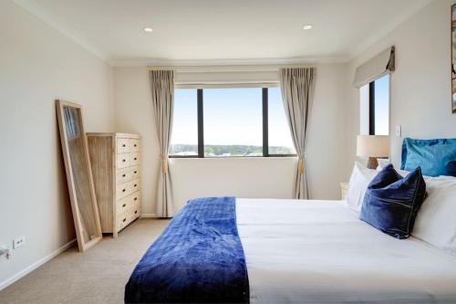 Un pat sau paturi într-o cameră la Spacious Home - 2 Lounges, Gym - Deck near Manukau