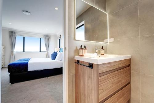 Un pat sau paturi într-o cameră la Spacious Home - 2 Lounges, Gym - Deck near Manukau