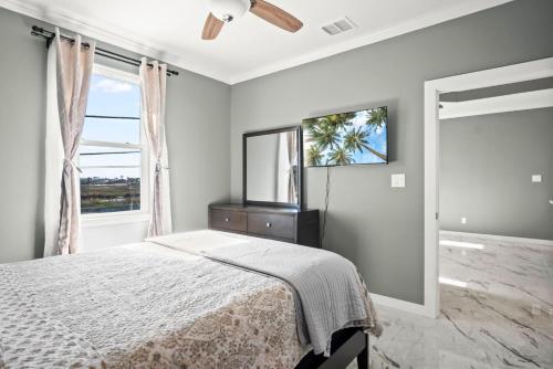 Casa San Juan Jr. في ميناء أرانساس: غرفة نوم بها سرير ونافذة كبيرة