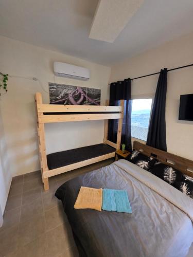 Postel nebo postele na pokoji v ubytování צימרים סוף העולם 3