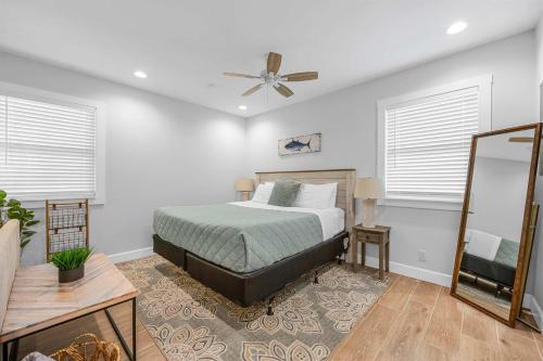 Кровать или кровати в номере Gorgeous Remodeled Studio& Beautiful Outdoor Space