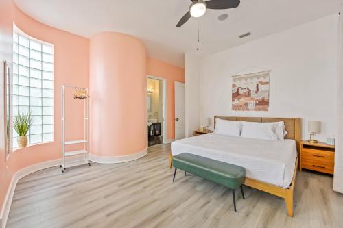 een slaapkamer met een groot bed en een groene bank bij Oceanfront 6BR Indoor Pool Theater Funky Fun in Cocoa Beach