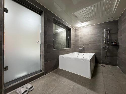 Koupelna v ubytování Carlton Hotel