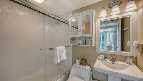 Un baño con ducha, inodoro y lavabo. en King Bed - Walk to St. Armand's Circle and Lido Beach in Minutes!, en Sarasota