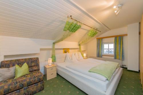 En eller flere senge i et værelse på Amosergut Appartements