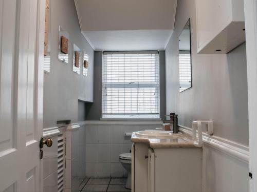 Кухня или мини-кухня в Craigrownie Luxury Guest House
