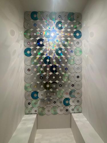 a wall art in a museum with a painting at Spacieux T4 lumineux avec balcon confort, calme et modernité à Joué-lès-Tours in Joue-les-Tours