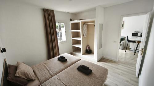 ein Wohnzimmer mit einer Couch und zwei schwarzen Hausschuhen in der Unterkunft Take it easy in Corralejo in Corralejo