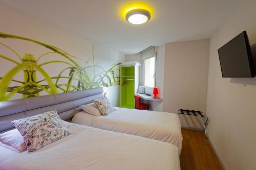 Giường trong phòng chung tại ibis Styles Saint Brieuc Gare Centre