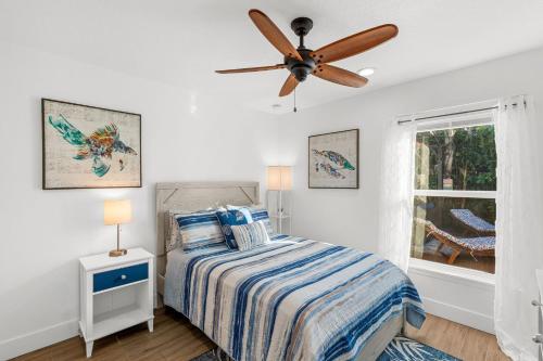 een slaapkamer met een bed en een plafondventilator bij 120 S 5th Street in Cocoa Beach