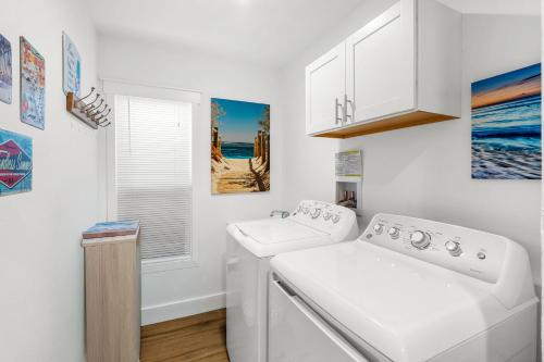 een witte wasruimte met een wasmachine en droger bij 120 S 5th Street in Cocoa Beach