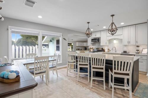 Кухня или мини-кухня в Updated Waterfront Pool Home with Putting Green
