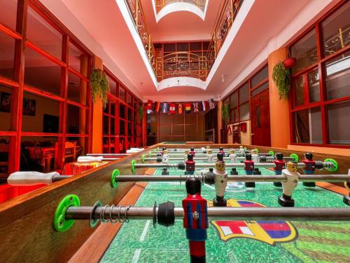 ein großes Zimmer mit Billardtisch mit Menschen darin in der Unterkunft krusty Backpackers Hostel B&B in Huaraz