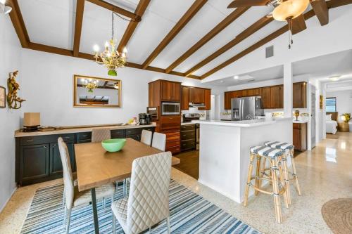 Кухня или мини-кухня в Beachside Paradise Game Room & Pool Oasis
