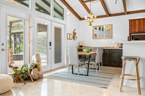 Кухня или мини-кухня в Beachside Paradise Game Room & Pool Oasis
