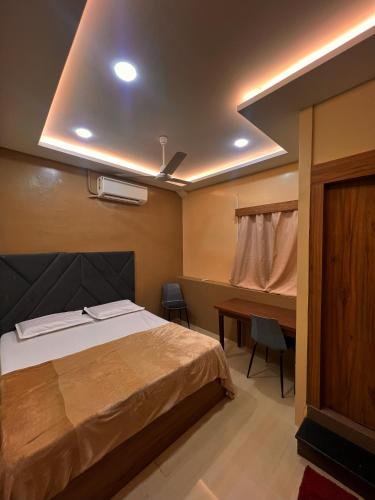 Alma by MyCasa Elegant 2BHK Stay in TTK Road في تشيناي: غرفة نوم بها سرير ومكتب