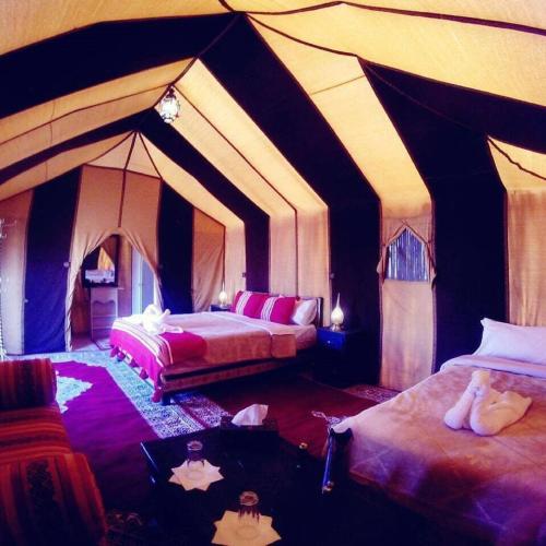 Zimmer mit 2 Betten in einem Zelt in der Unterkunft Zahra Luxury Desert Camp in Merzouga