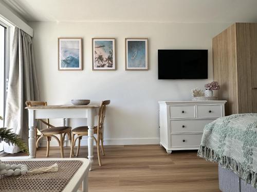 Μια τηλεόραση ή/και κέντρο ψυχαγωγίας στο Beachfront Studio Fabulous Location