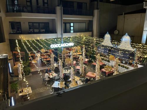 Un restaurante u otro lugar para comer en At Leisure Apartment 2